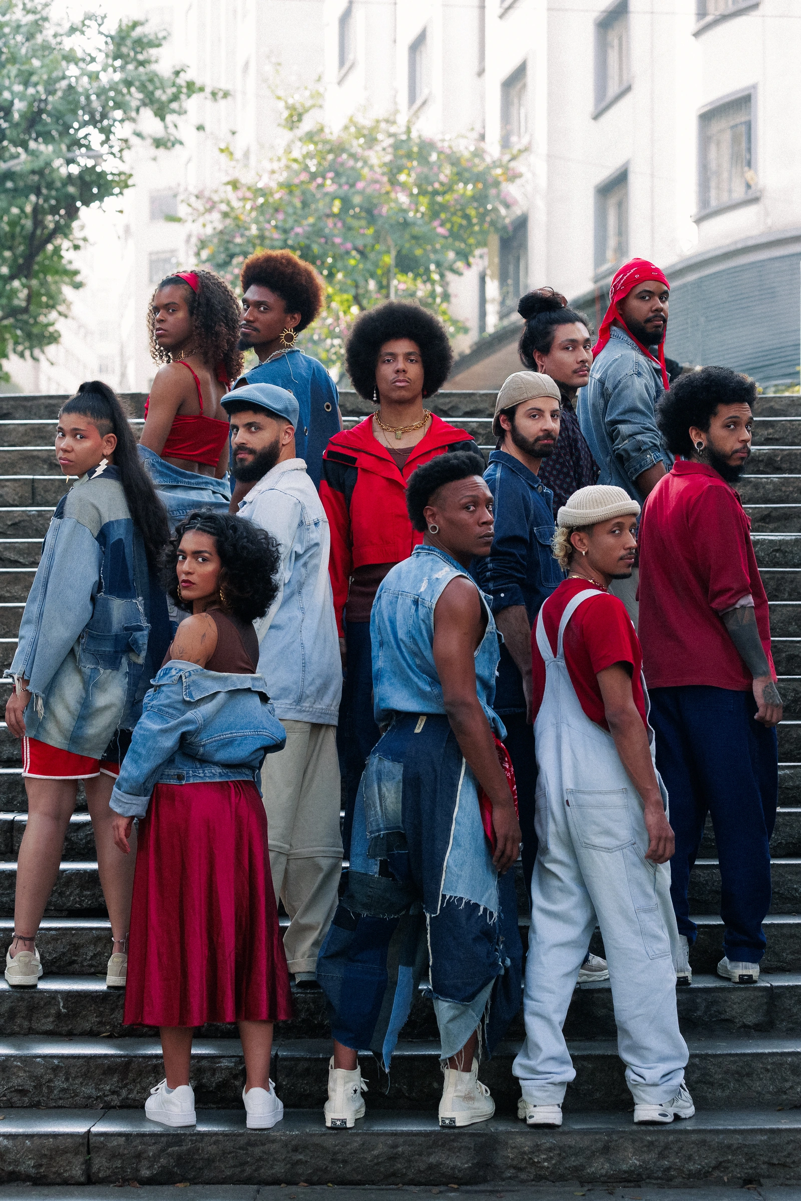 Retrato do elenco de Em Revoada reunido em uma escadaria