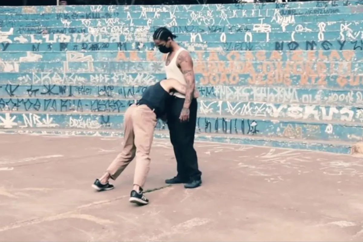 Koide Ura e Lee Anderson se apoiam durante a dança