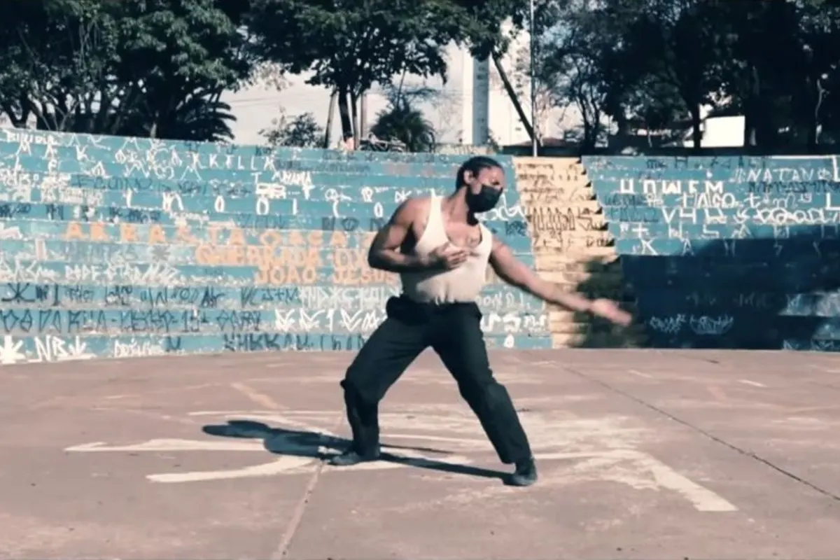 Lee Anderson dança diante da arquibancada grafitada