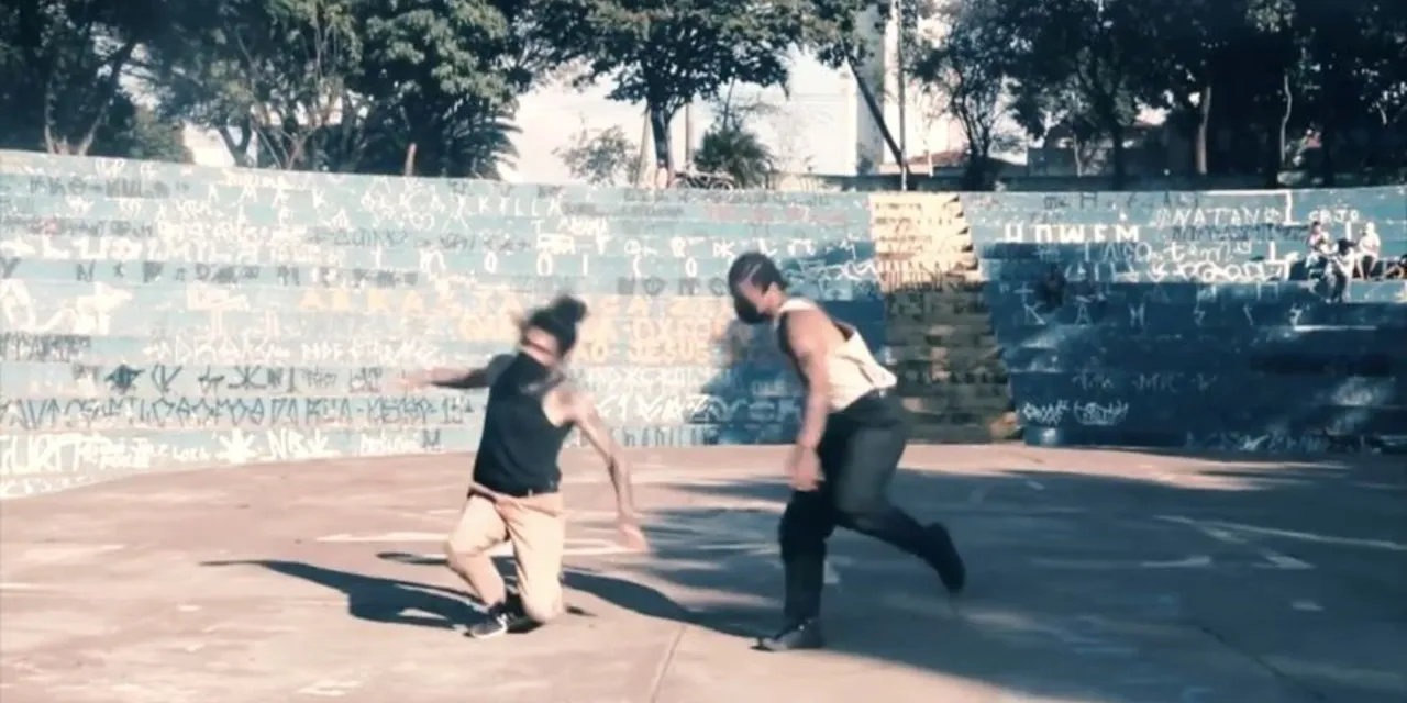 Koide Ura e Lee Anderson dançam juntos em uma quadra aberta