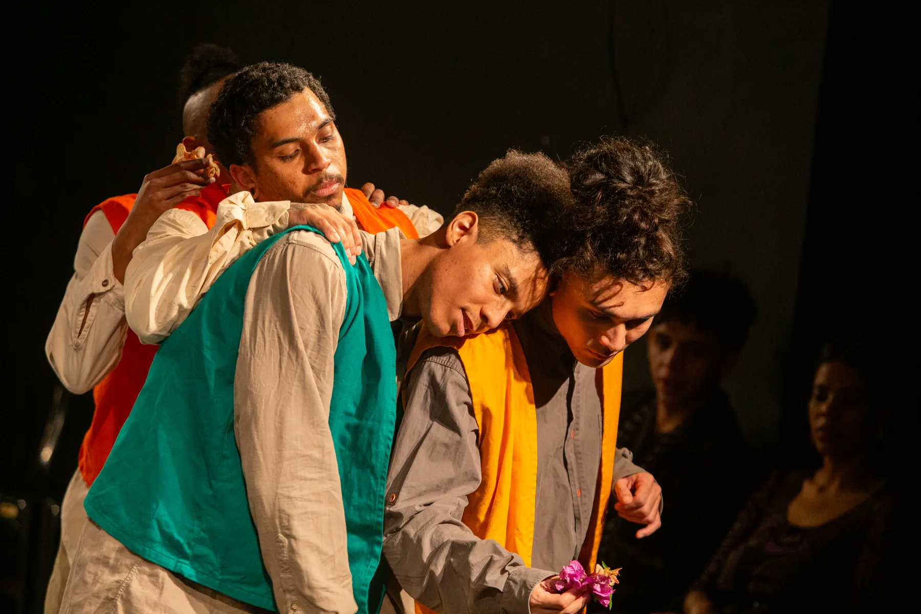 Elenco de As Pegadas do Kurupyra em cena