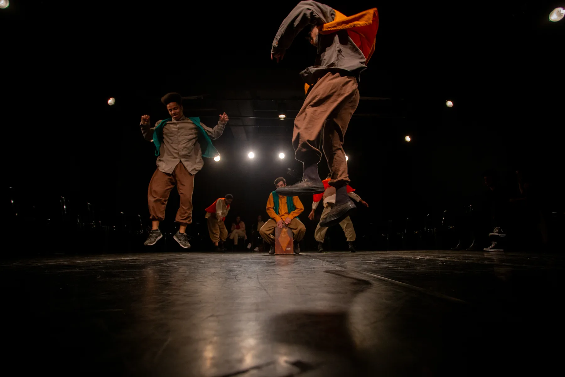 Elenco de As Pegadas do Kurupyra atravessando o palco